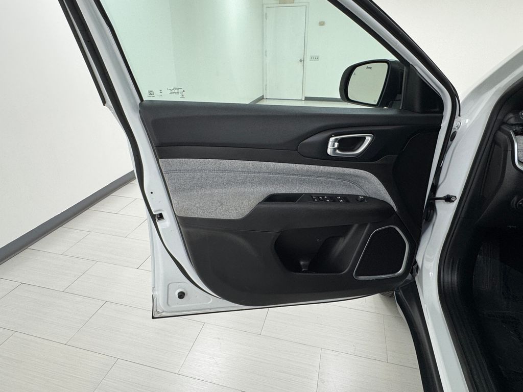 2024 Jeep Compass Latitude photo 4