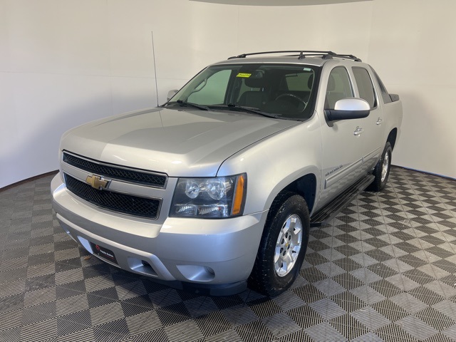 2011 Chevrolet Avalanche LS photo 3