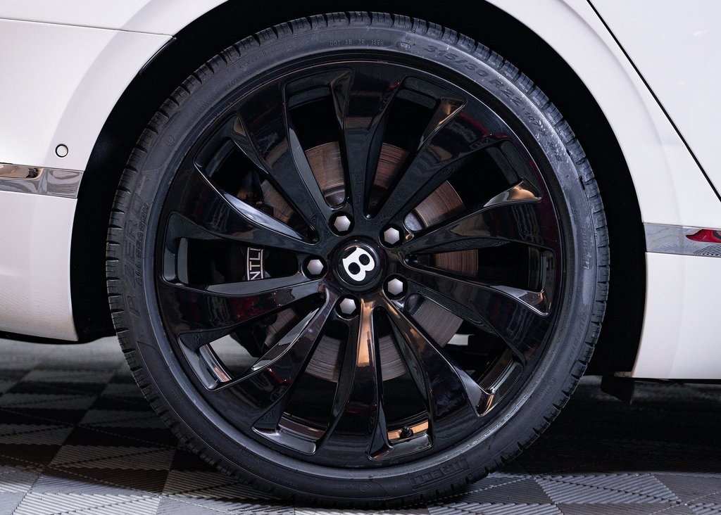 Used 2022 Glacier White Bentley V8 image 7