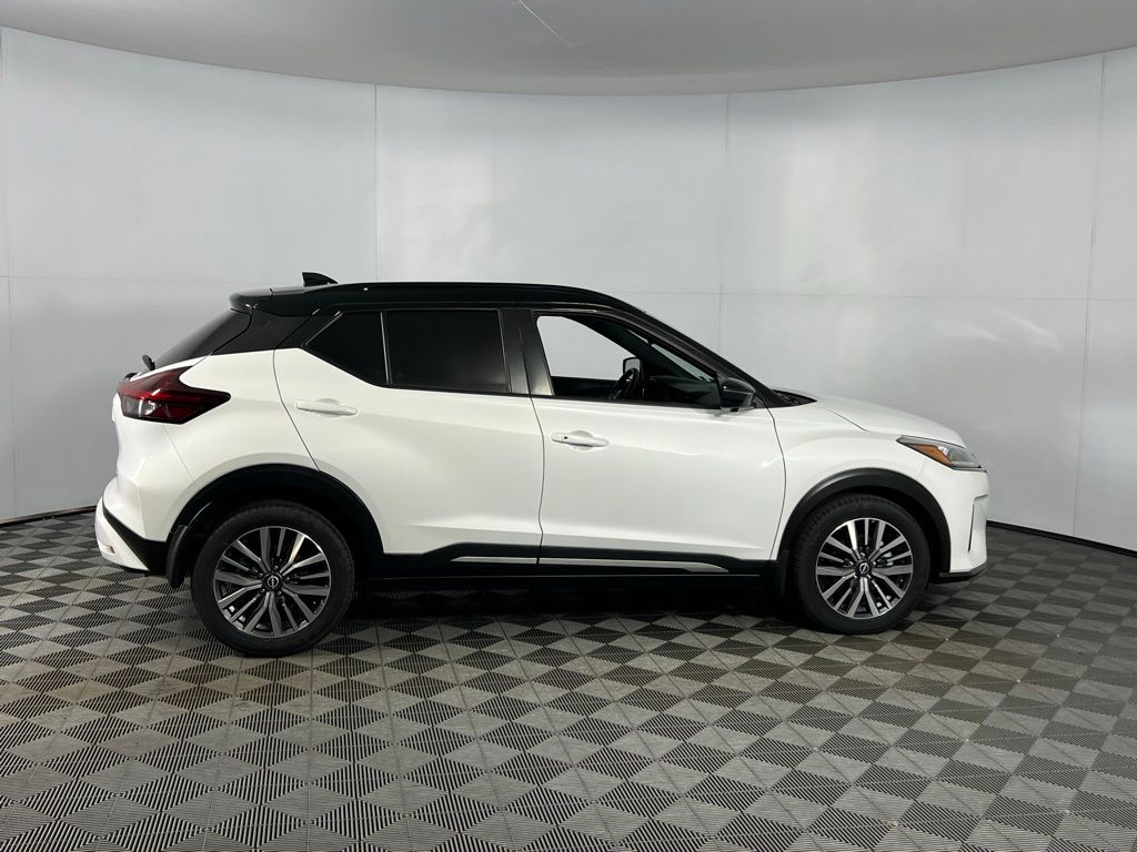 2023 Nissan Kicks SR photo 4