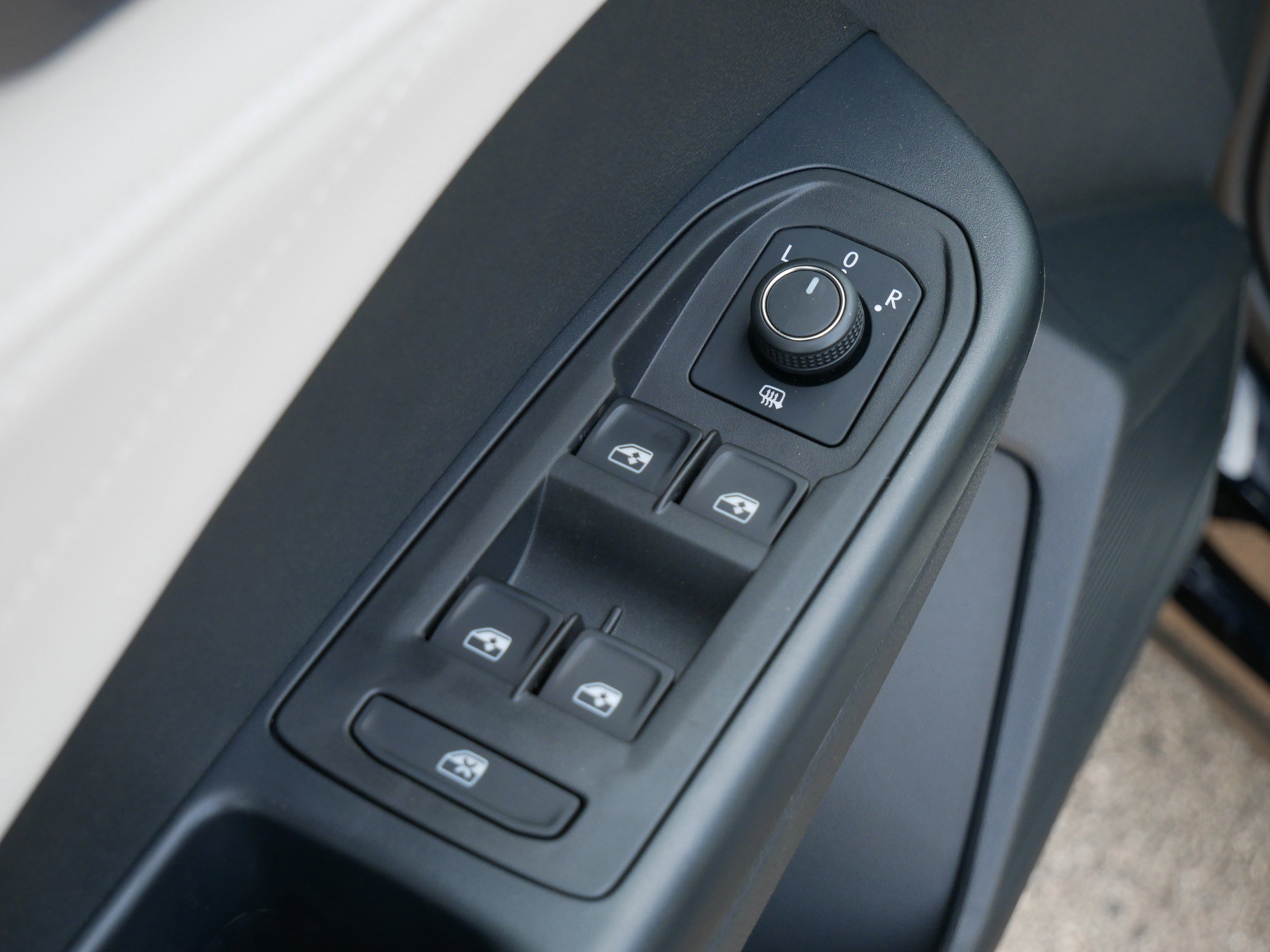2025 Volkswagen Taos SEL photo 5