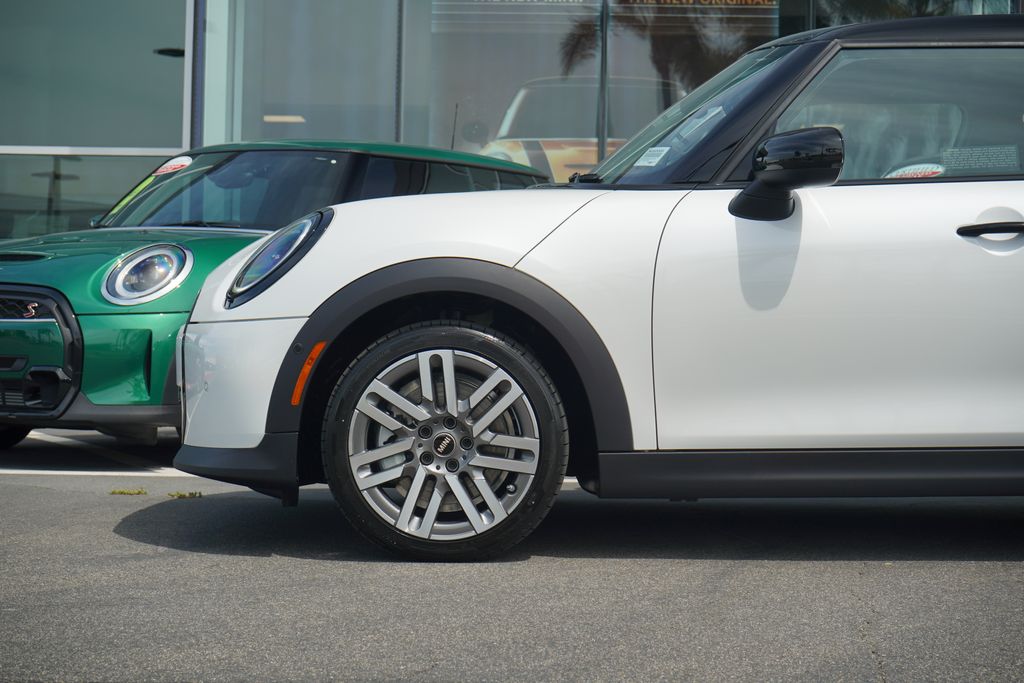 2026 Mini Cooper 4 Door Hardtop Signature photo 2