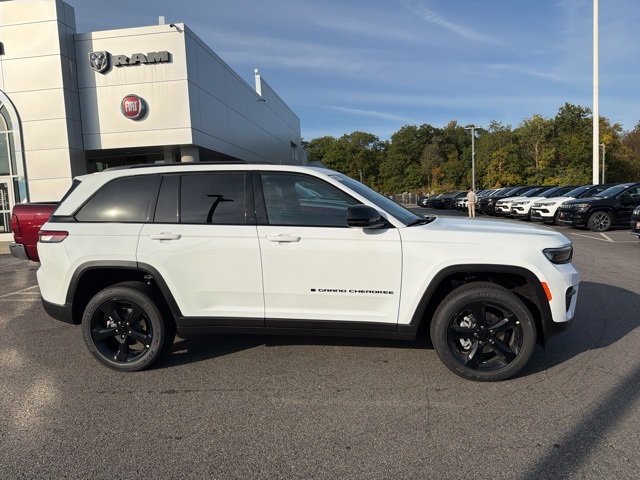 2025 Jeep Grand Cherokee Altitude photo 2