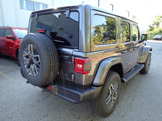 2025 Jeep Wrangler Sahara photo 5
