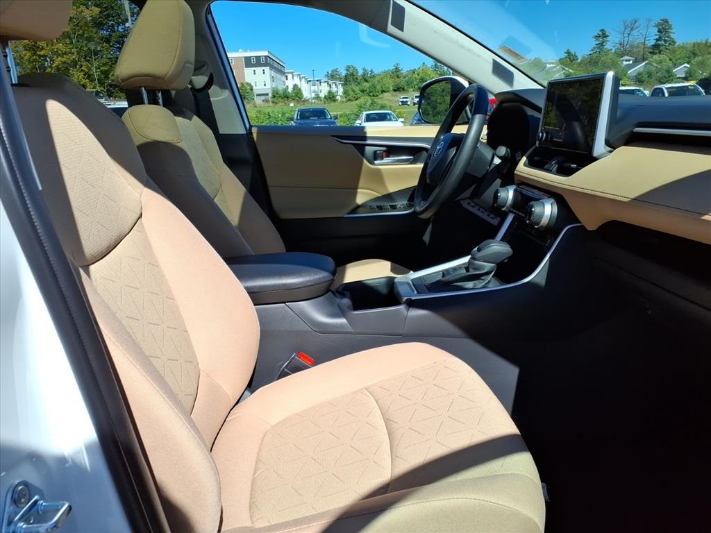 2025 Toyota RAV4 XLE photo 4