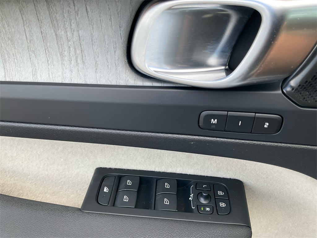 2024 Volvo XC40 Plus photo 24