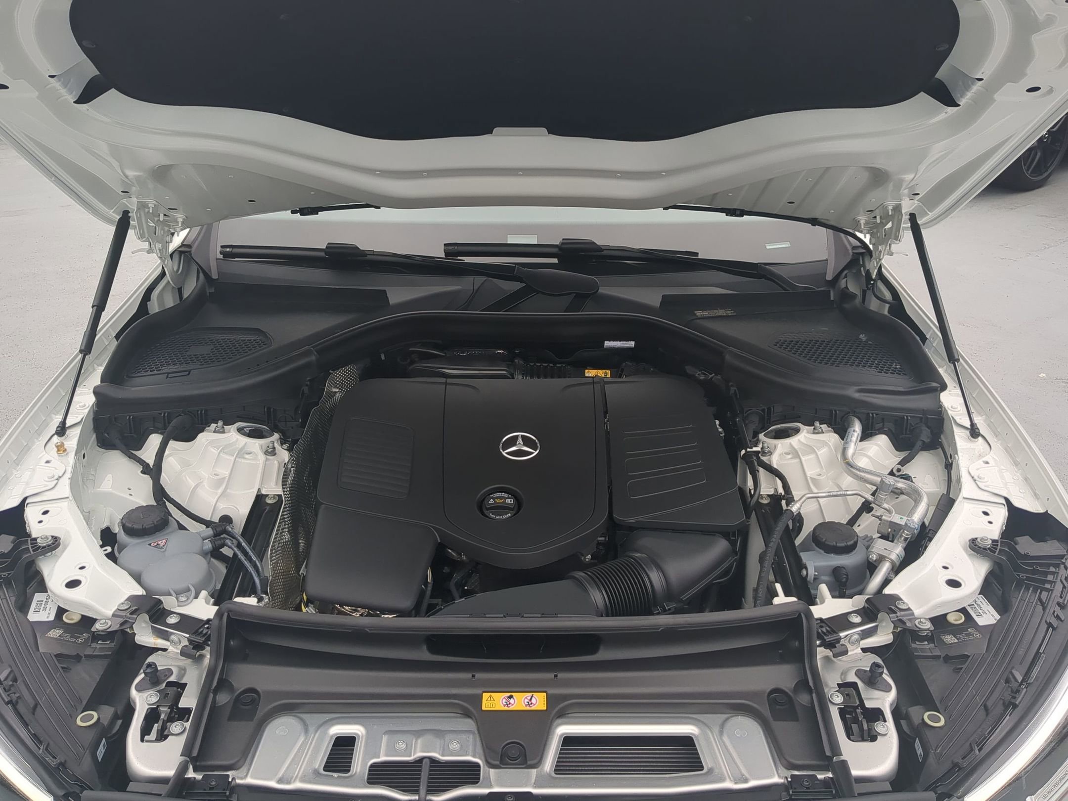 2025 Mercedes Benz GLC 300 4MATIC photo 4