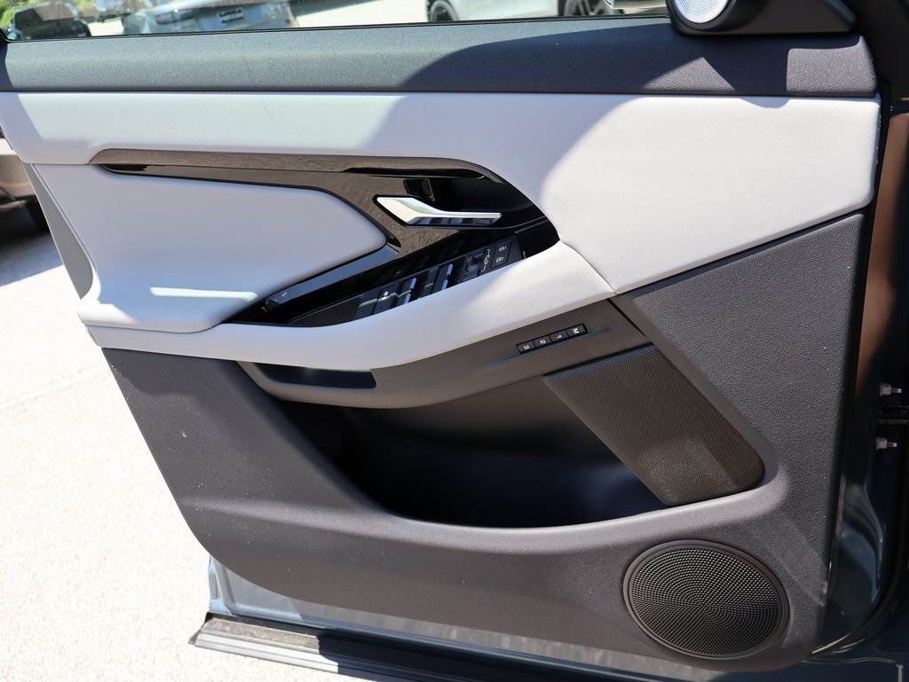 2026 Land Rover Range Rover Evoque Dynamic SE photo 31