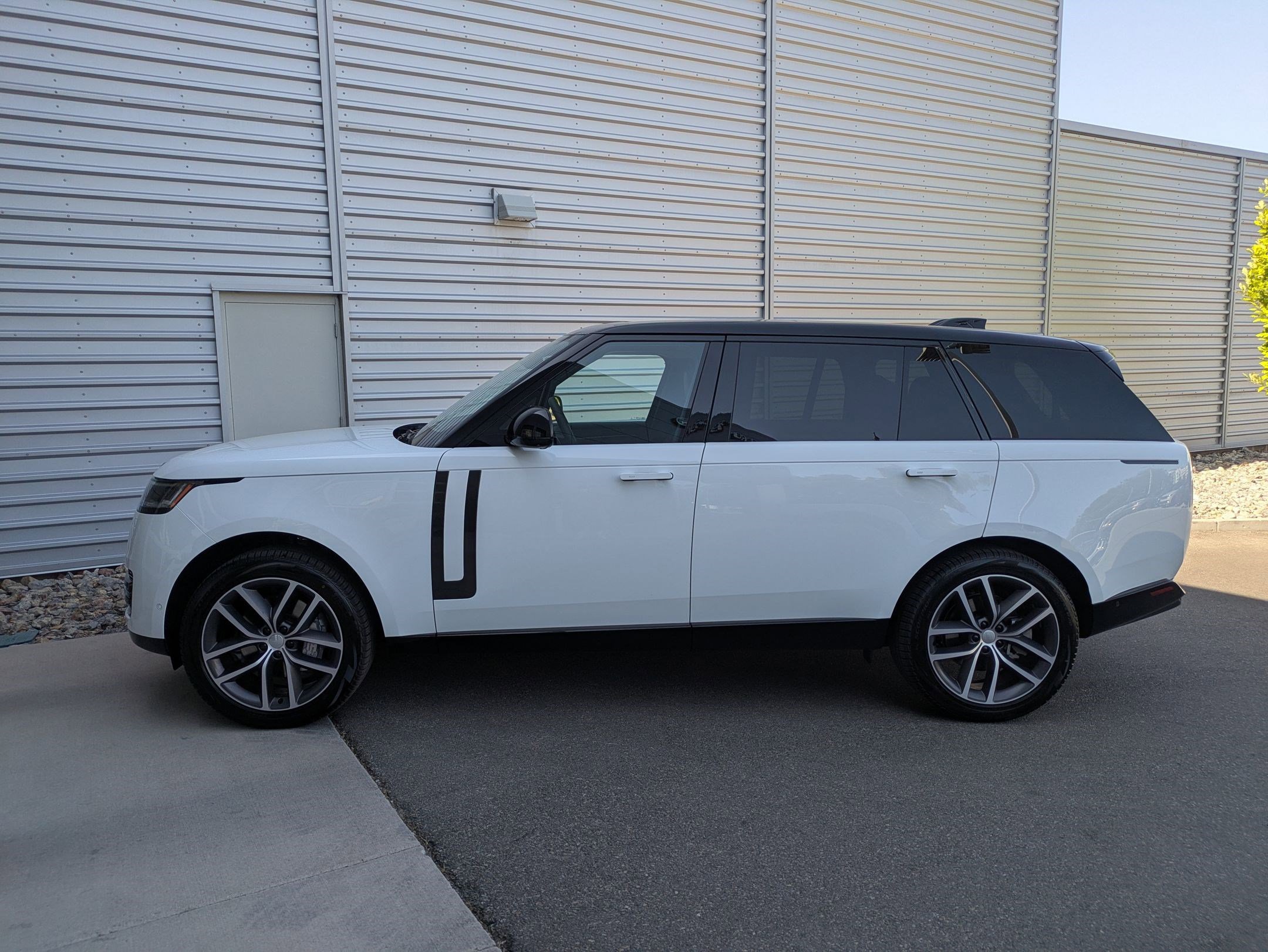 2025 Land Rover Range Rover SE photo 2
