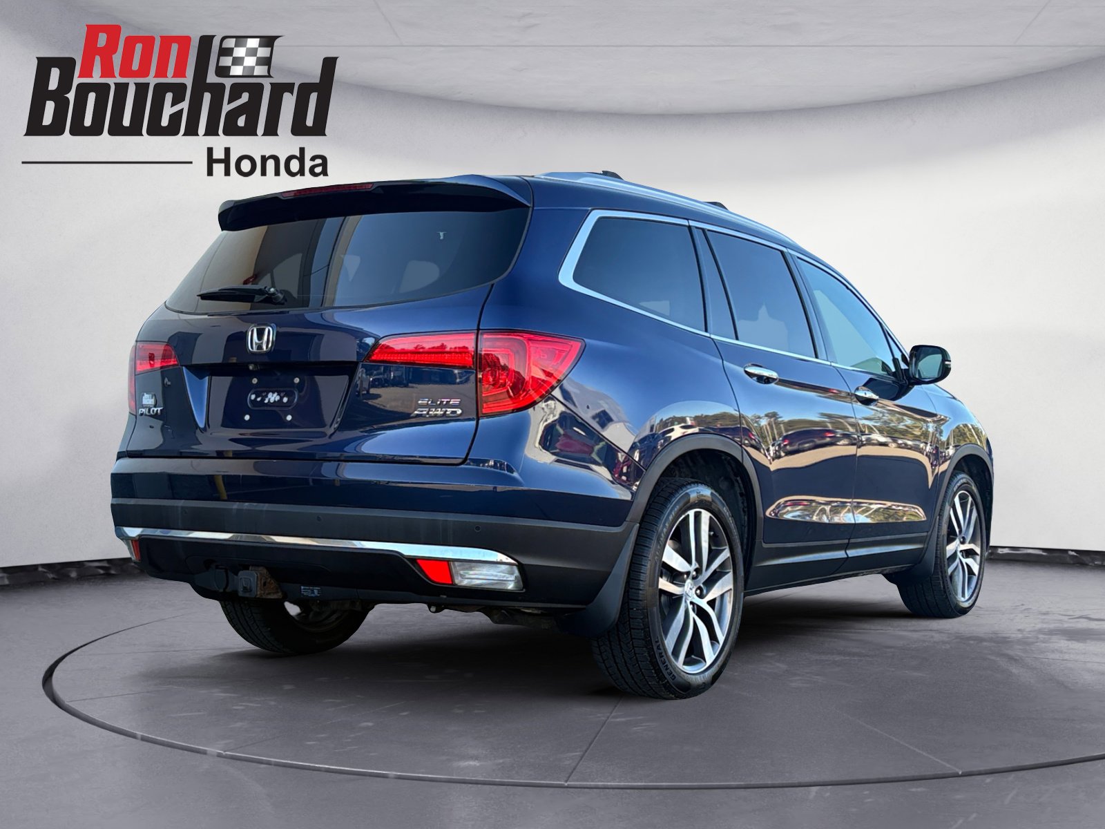 2016 Honda Pilot Elite photo 2