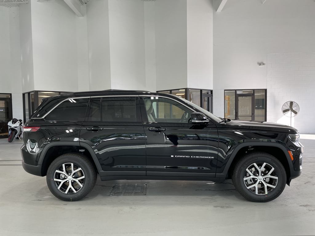 2025 Jeep Grand Cherokee Limited photo 3