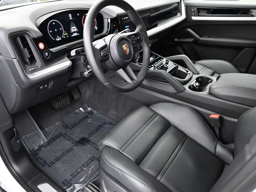 2024 Porsche Cayenne Base photo 3
