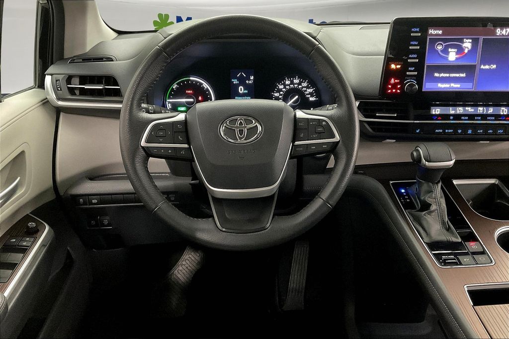 2021 Toyota Sienna XLE photo 6