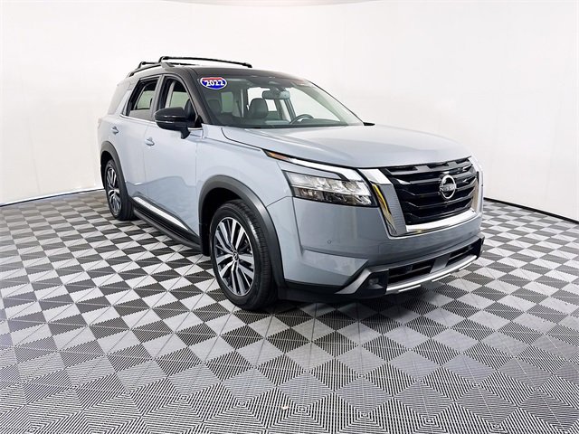 2022 Nissan Pathfinder Platinum's photo