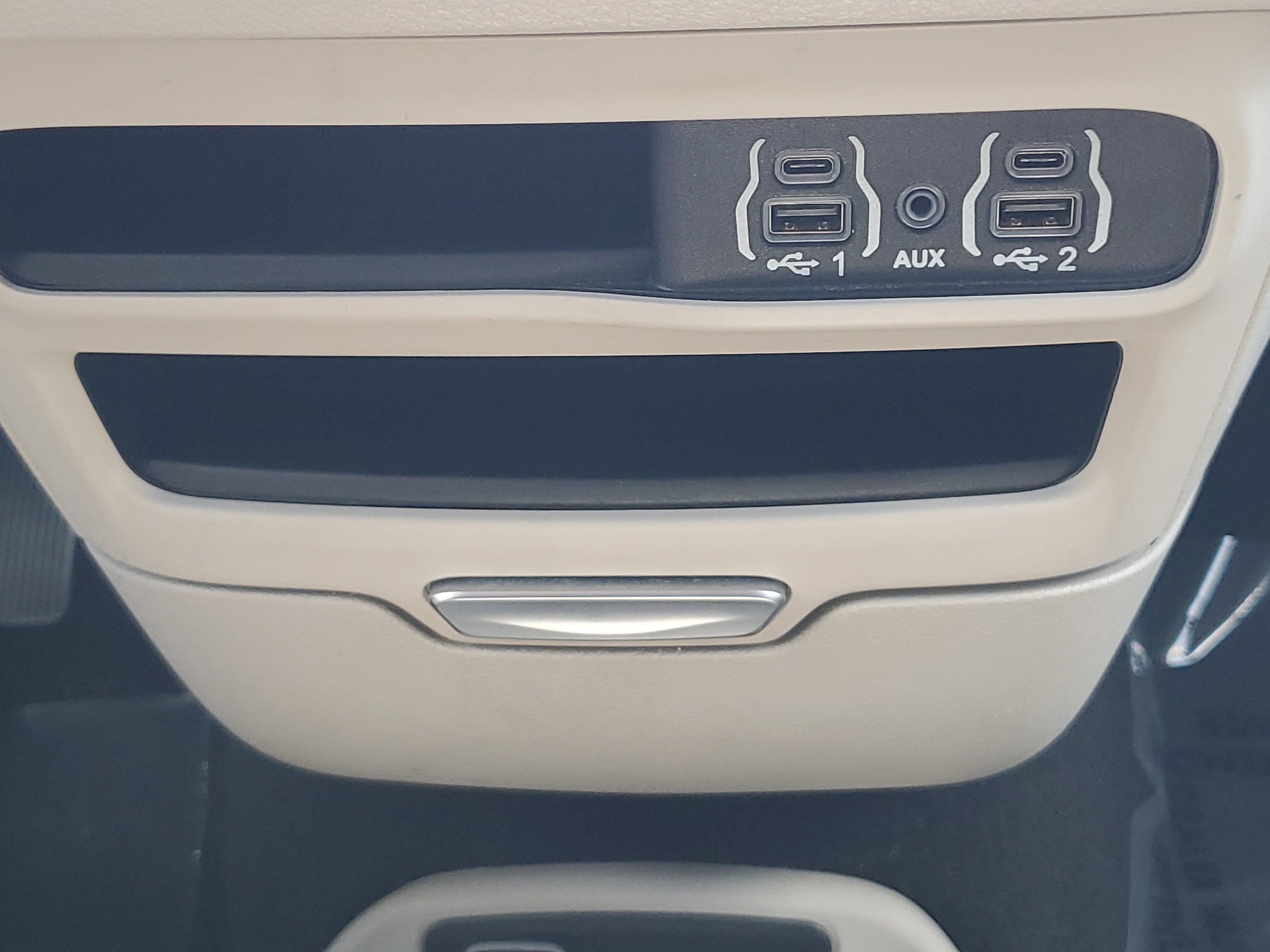 2022 Chrysler Voyager LX photo 7