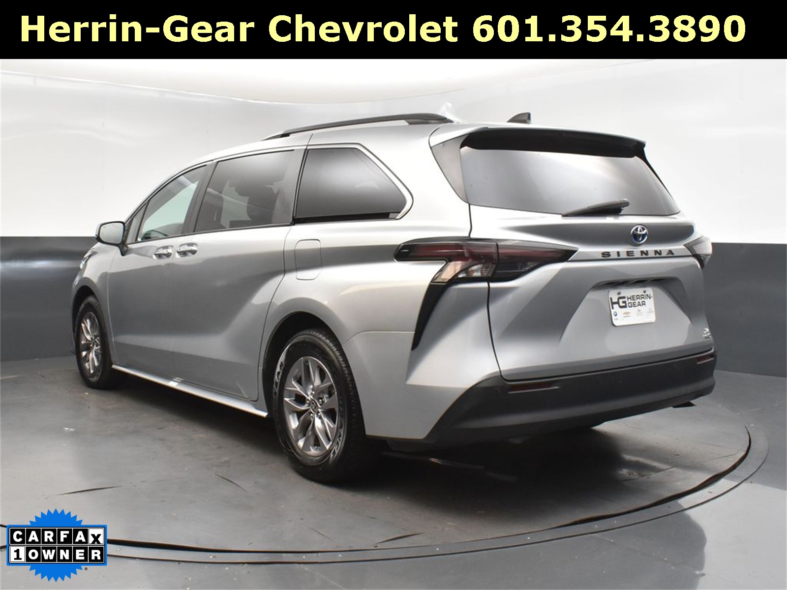 2023 Toyota Sienna XLE photo 5