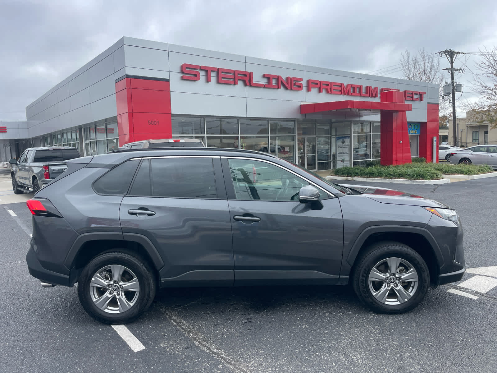 2024 Toyota RAV4 XLE's photo