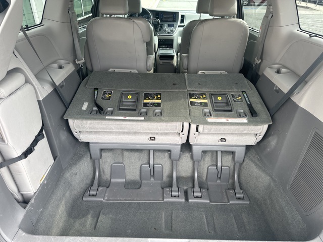 2016 Toyota Sienna XLE photo 19