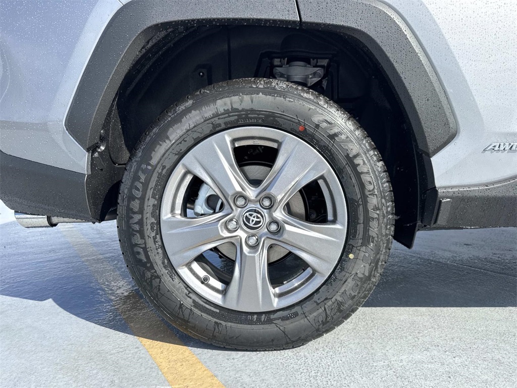 2025 Toyota RAV4 Hybrid LE photo 4
