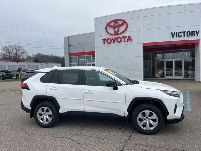 2025 Toyota RAV4 LE's photo