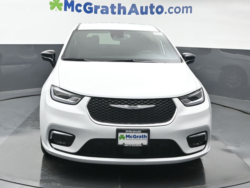 2026 Chrysler Pacifica photo 2