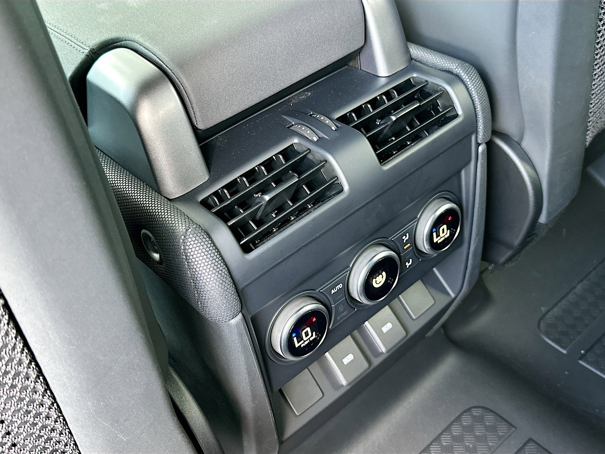 2023 Land Rover Defender X-Dynamic SE photo 21