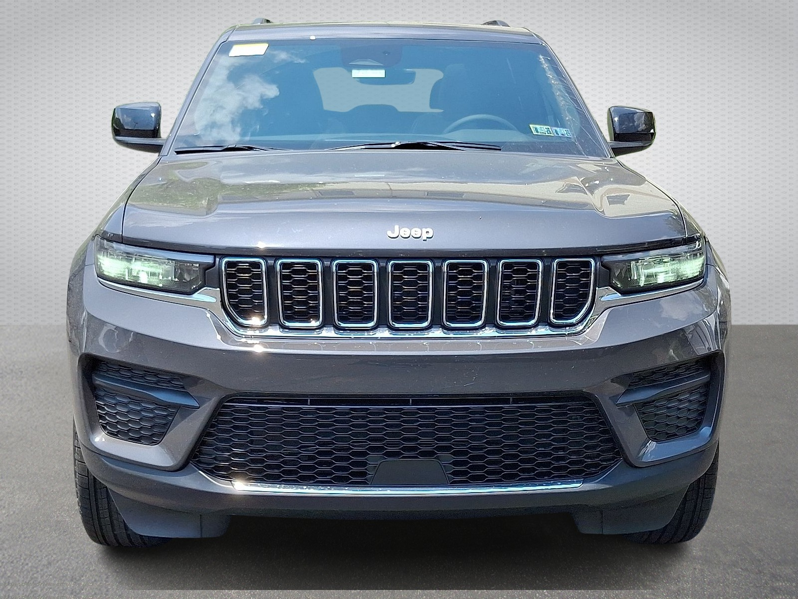 2025 Jeep Grand Cherokee Laredo photo 2