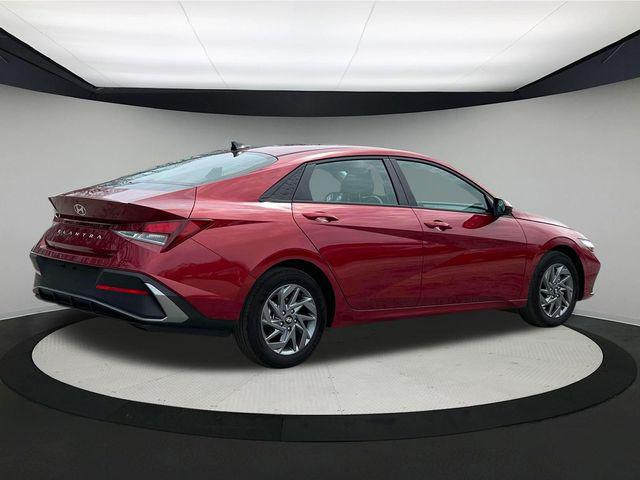 2024 Hyundai Elantra SEL photo 8