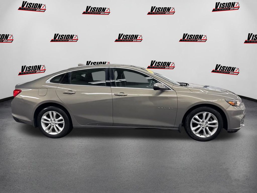 2018 Chevrolet Malibu 1LT photo 3