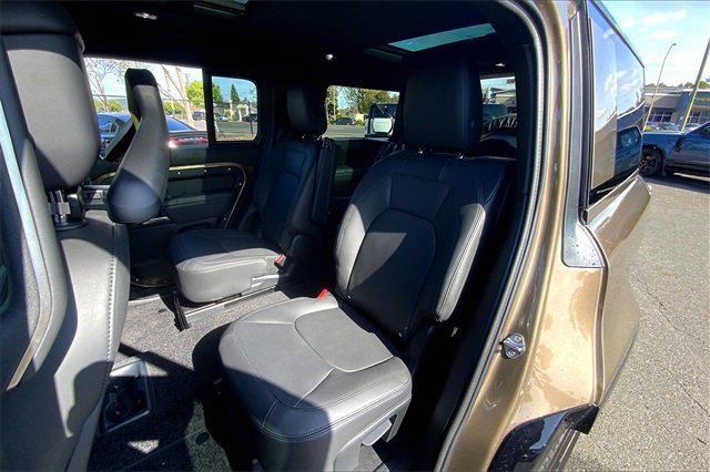 2025 Land Rover Defender 130 X-Dynamic SE photo 9