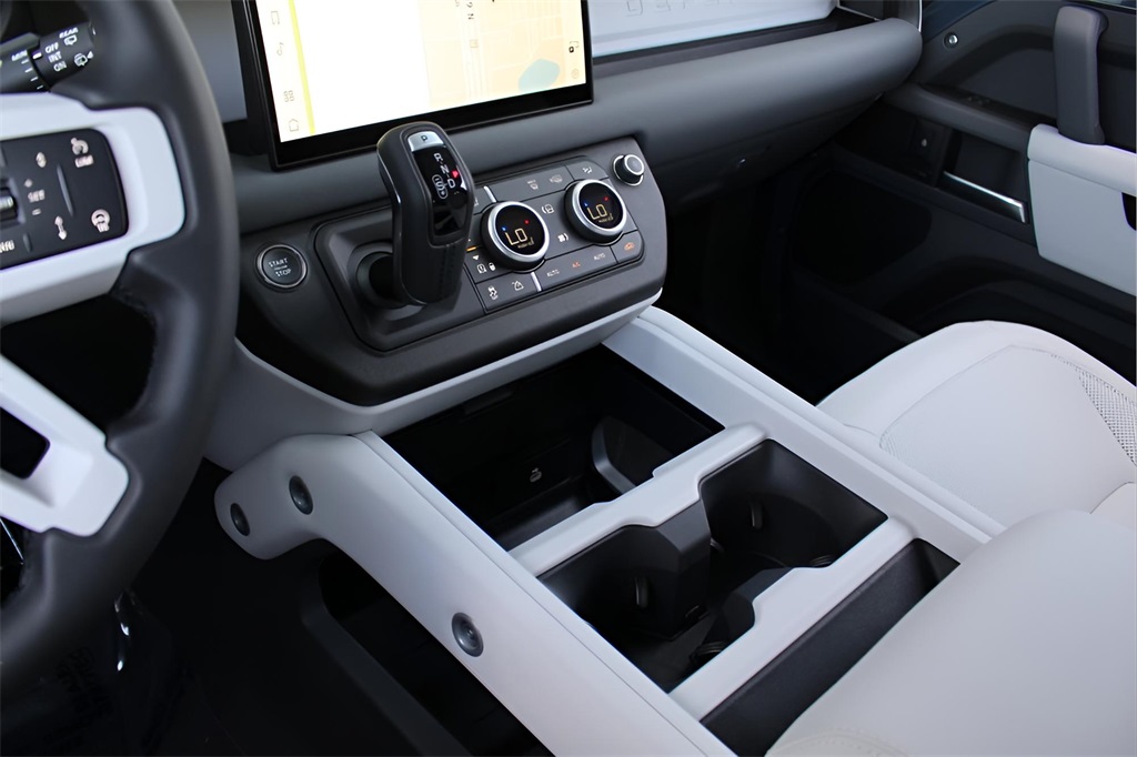 2025 Land Rover Defender 110 S photo 25