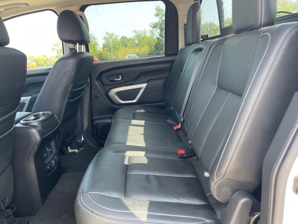 2020 Nissan Titan SL photo 21