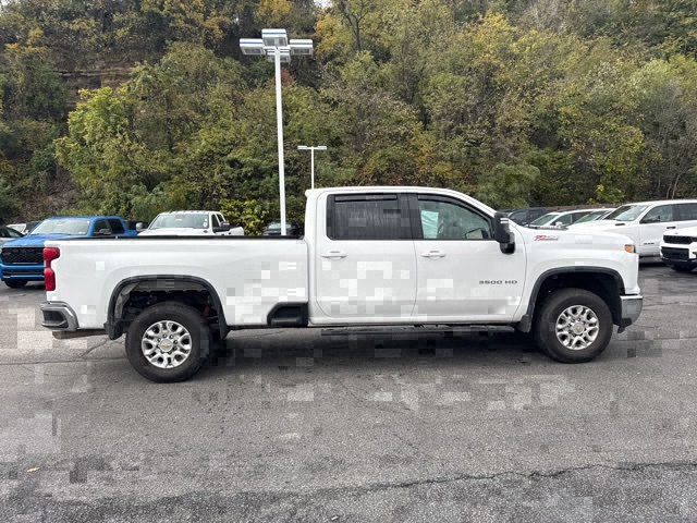 2025 Chevrolet Silverado 3500HD LT photo 2