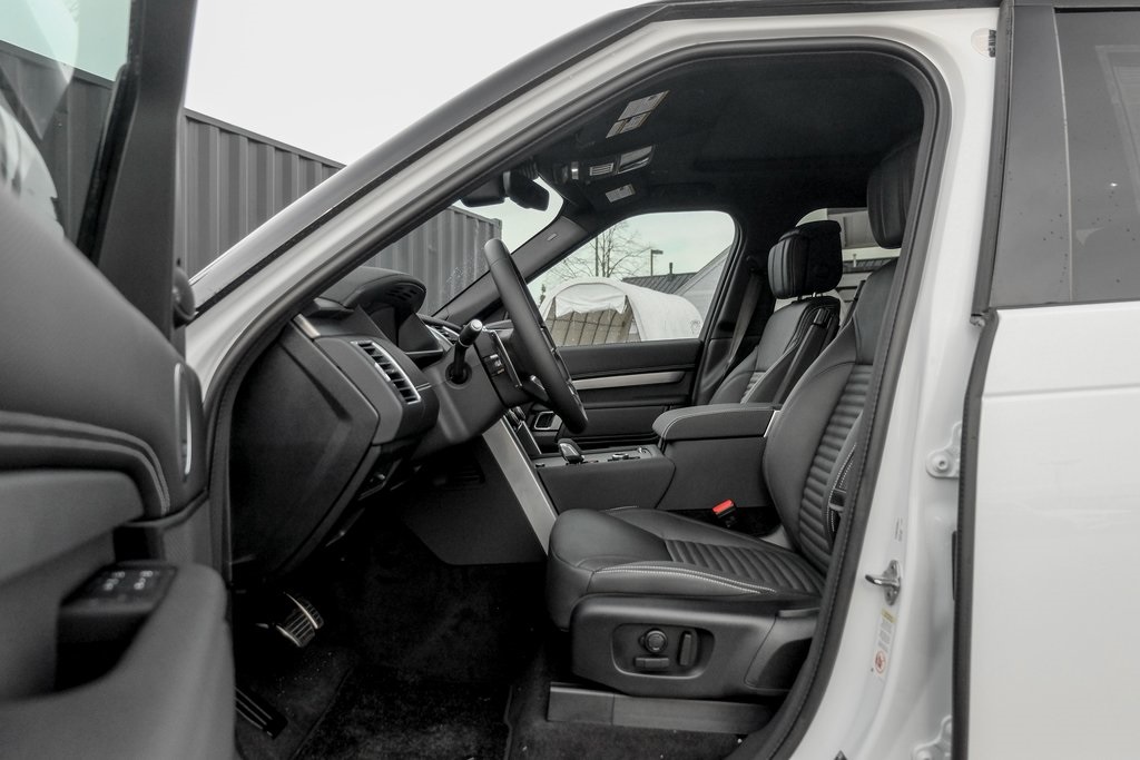 2025 Land Rover Discovery SE photo 8