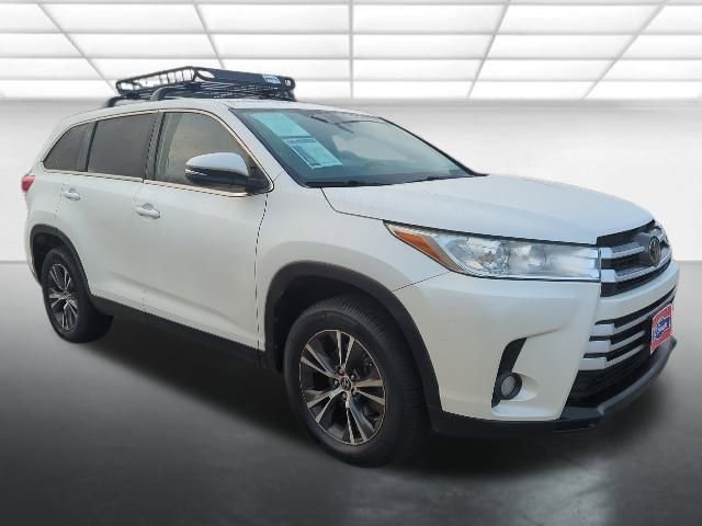 2019 Toyota Highlander LE Plus's photo