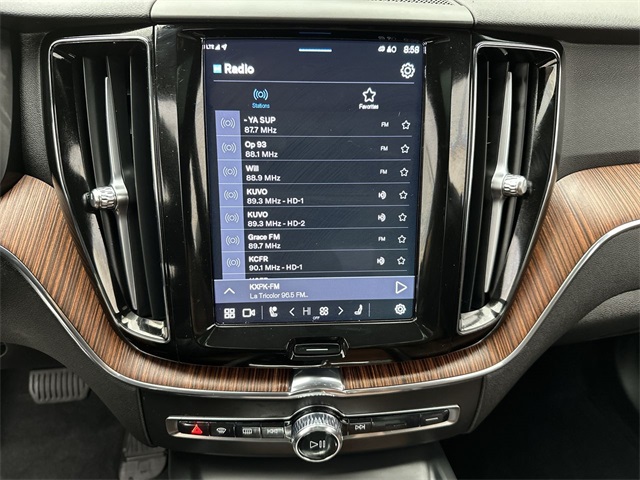 2024 Volvo XC60 B5 Plus photo 8