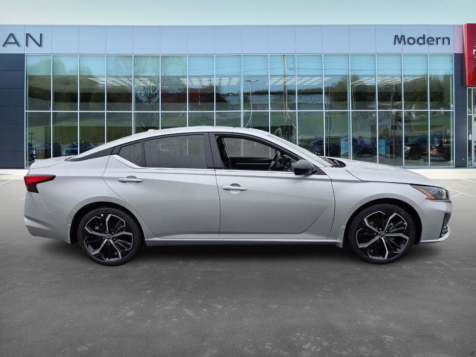 2025 Nissan Altima SR photo 4