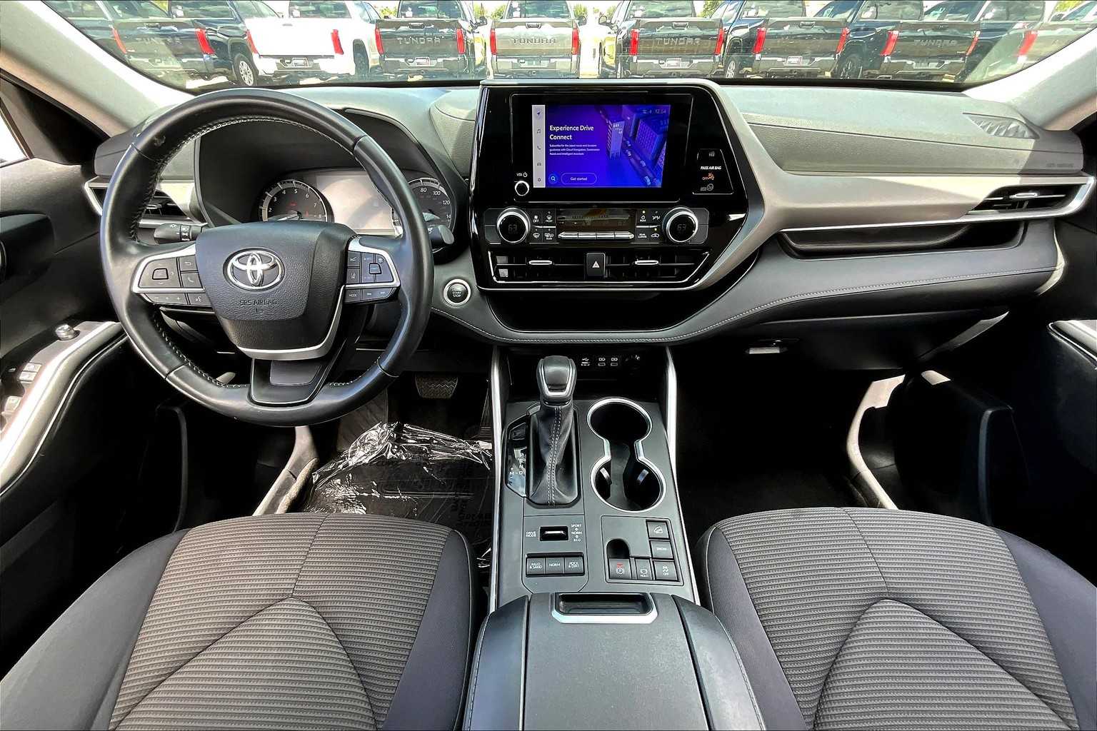 2024 Toyota Highlander LE photo 14