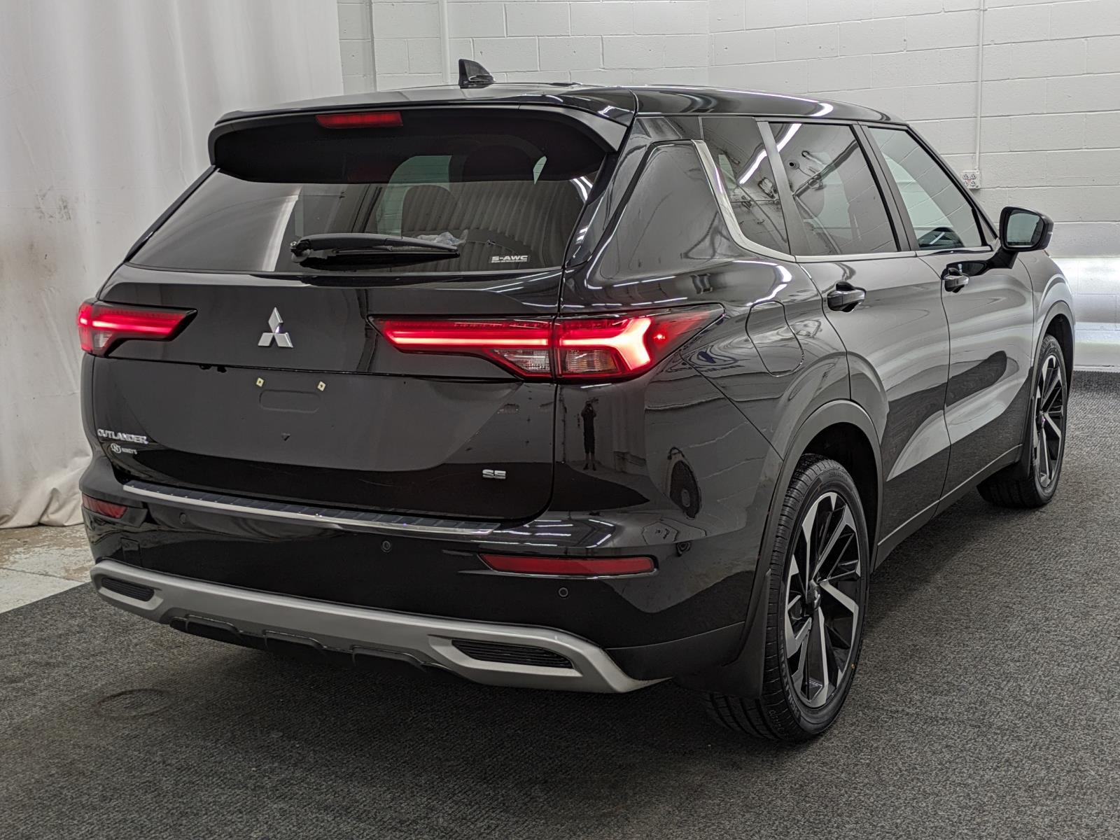2022 Mitsubishi Outlander SE photo 2