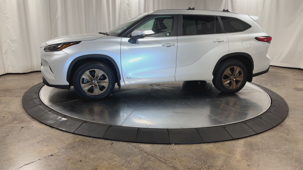 2023 Toyota Highlander Hybrid Bronze Edition photo 4