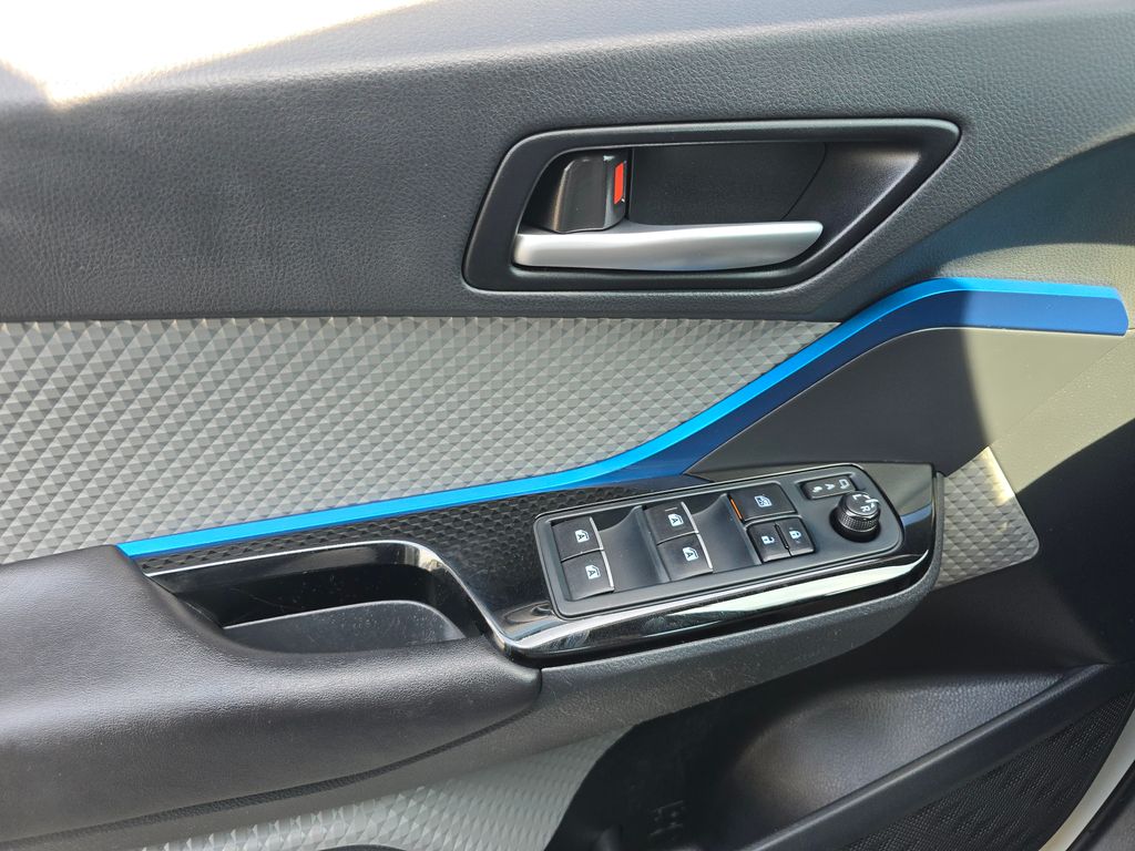 2019 Toyota C-HR XLE photo 23