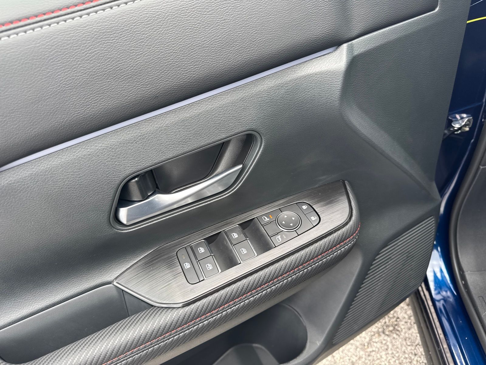 2026 Nissan Kicks SR photo 4