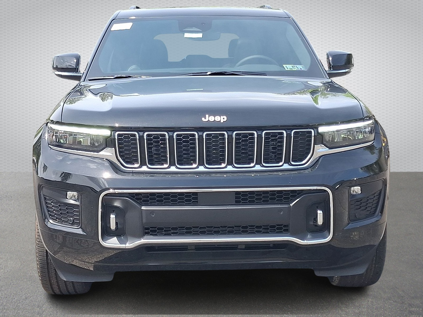 2025 Jeep Grand Cherokee Overland photo 2