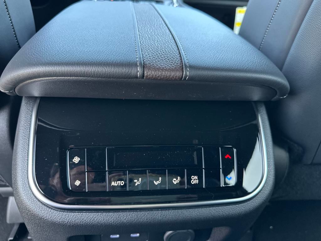 2025 Nissan Armada SL photo 17