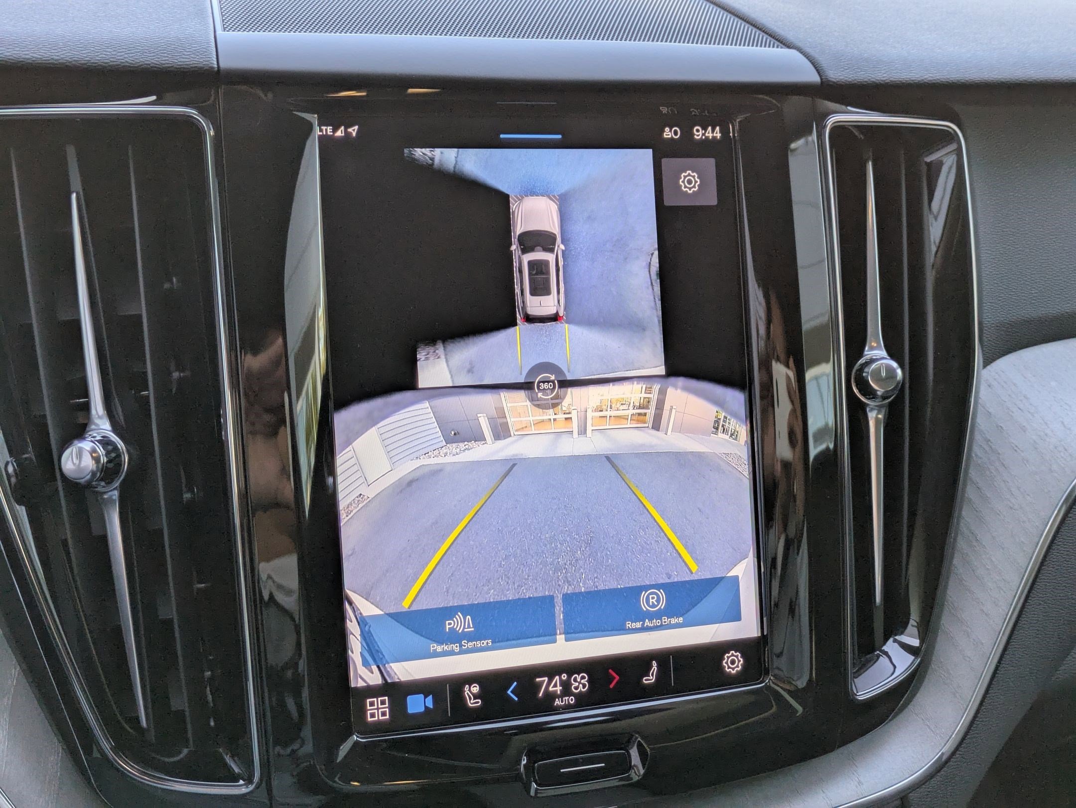 2025 Volvo XC60 Plus photo 20