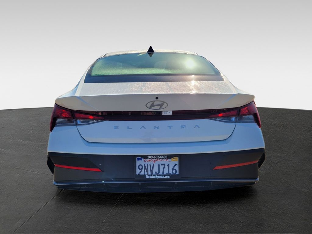2024 Hyundai Elantra SEL photo 3