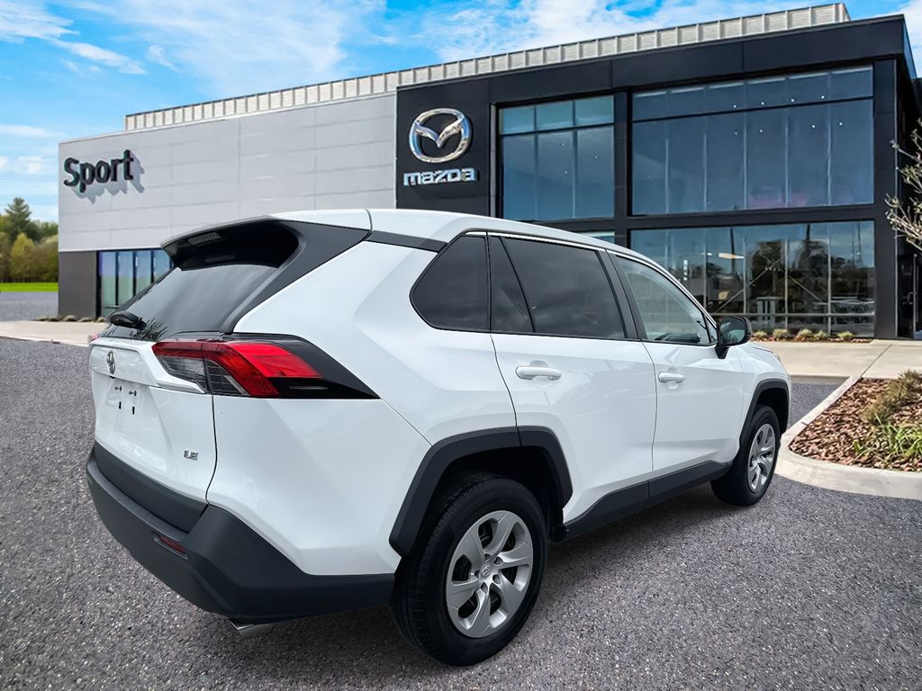 2022 Toyota RAV4 LE photo 2