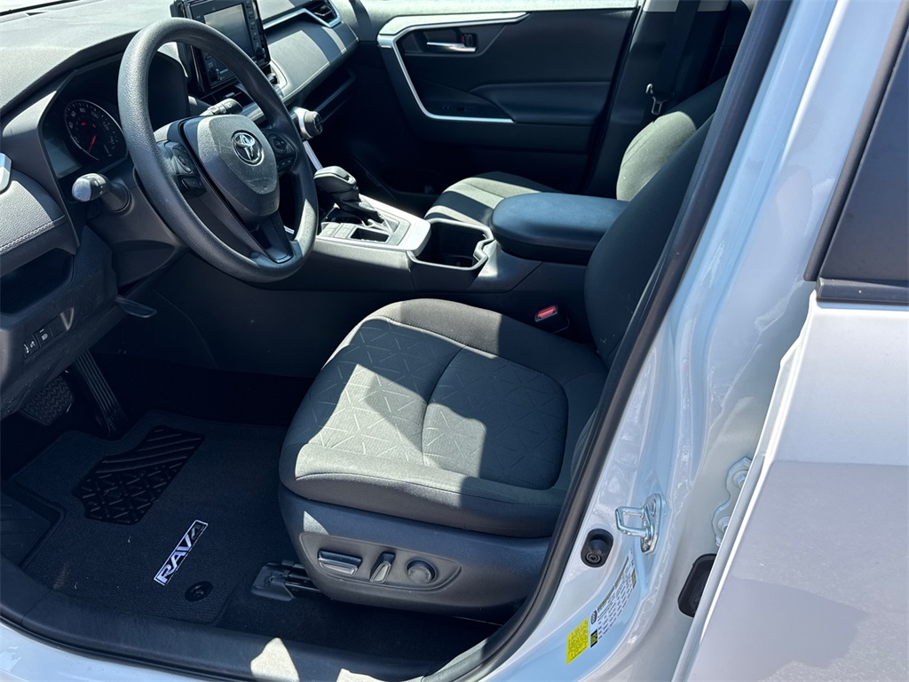 2022 Toyota RAV4 XLE photo 8