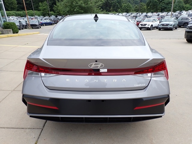 2025 Hyundai Elantra Limited photo 3
