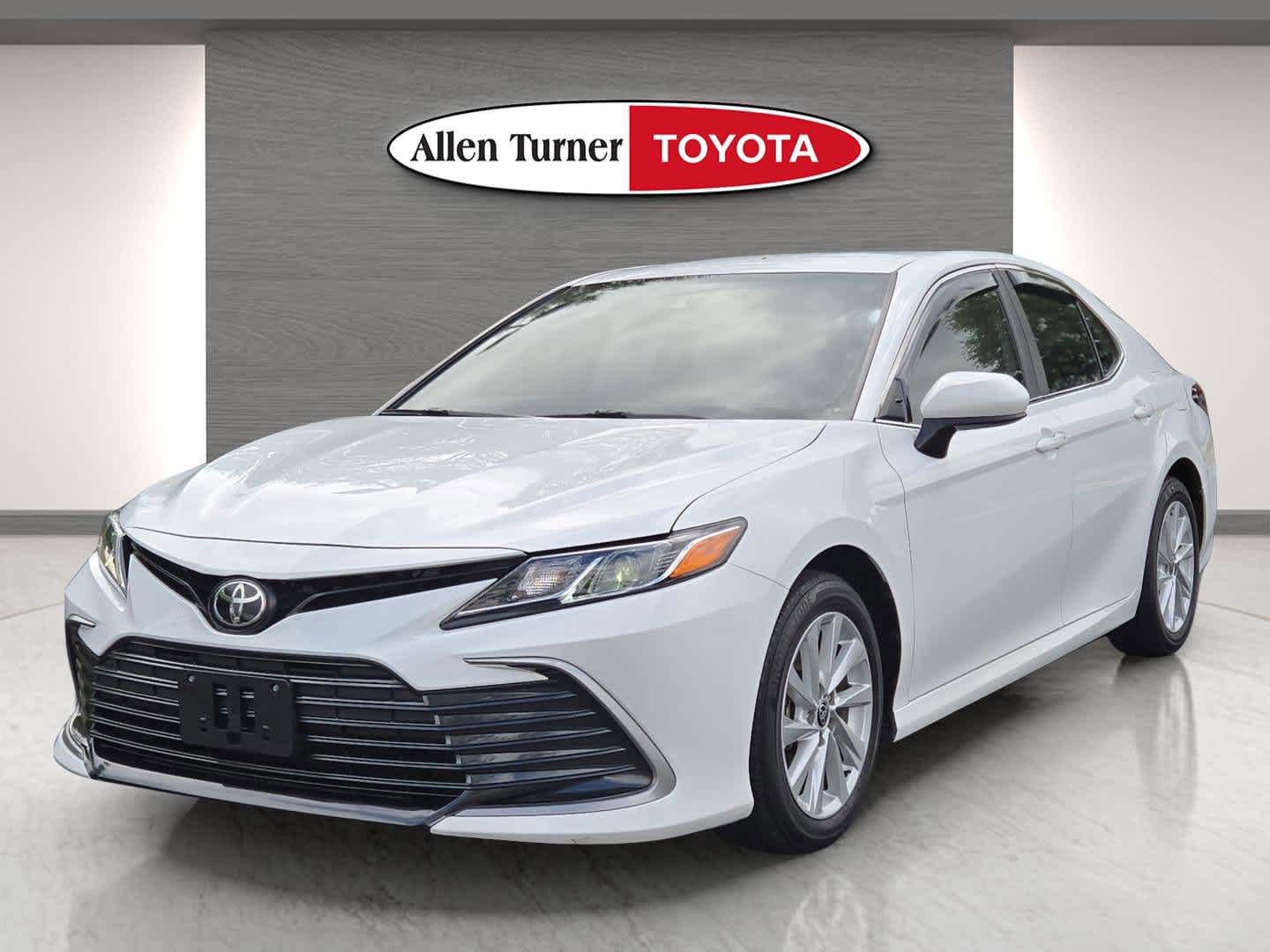 2022 Toyota Camry LE photo 3